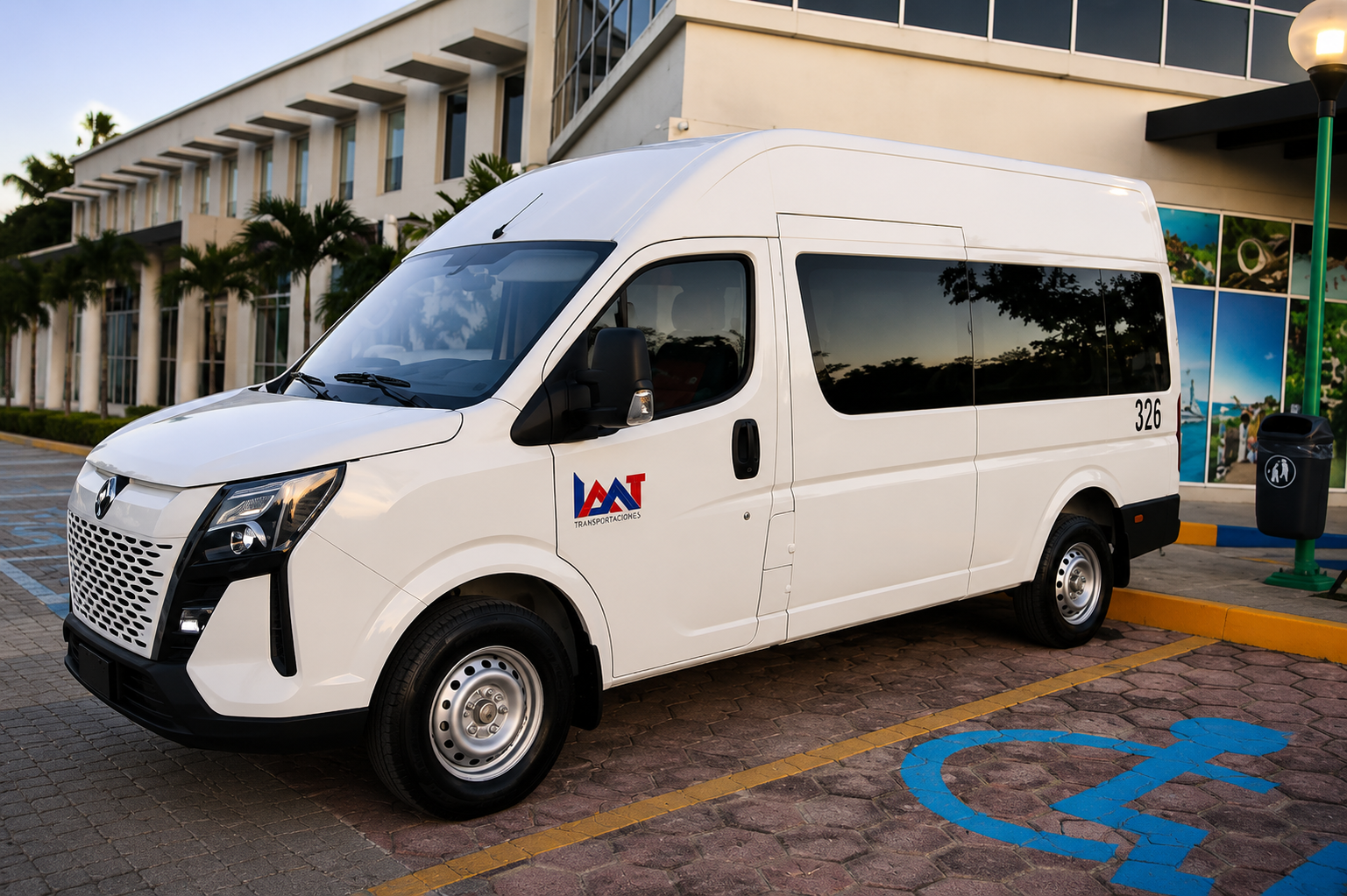 Van blanca de LAM Transportaciones para turismo